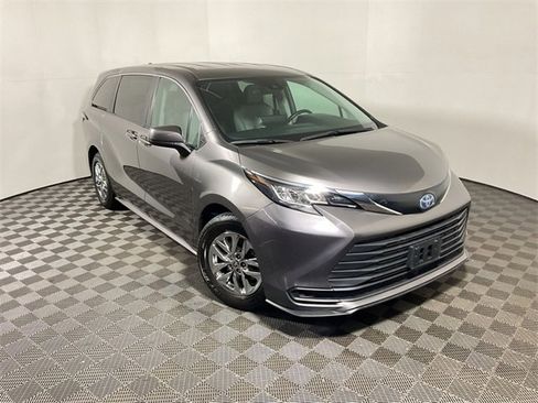 Used 2022 Toyota Sienna LE image 3