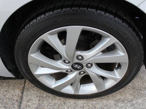 Used 2017 Hyundai Veloster image 6