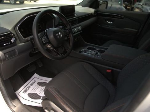 Used 2025 Honda Pilot Sport image 8