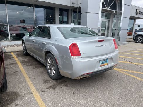 Used 2019 Chrysler 300 Touring image 4