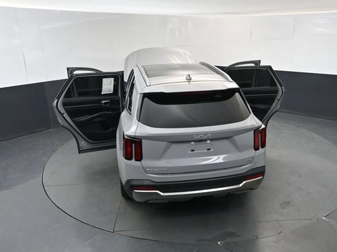 Certified 2024 Kia Sorento S w/ Panoramic Sunroof Package AWD/4WD image 18