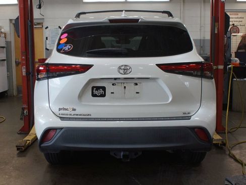 Used 2021 Toyota Highlander XLE FWD image 3