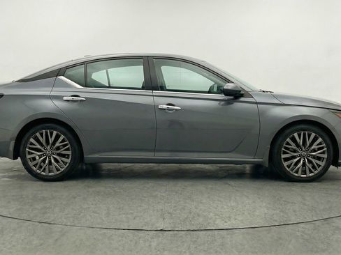 Used 2025 Nissan Altima 2.5 SV FWD image 11