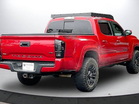 Used 2017 Toyota Tacoma TRD Off-Road AWD/4WD image 9