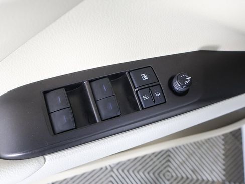 Used 2021 Toyota Camry LE image 31