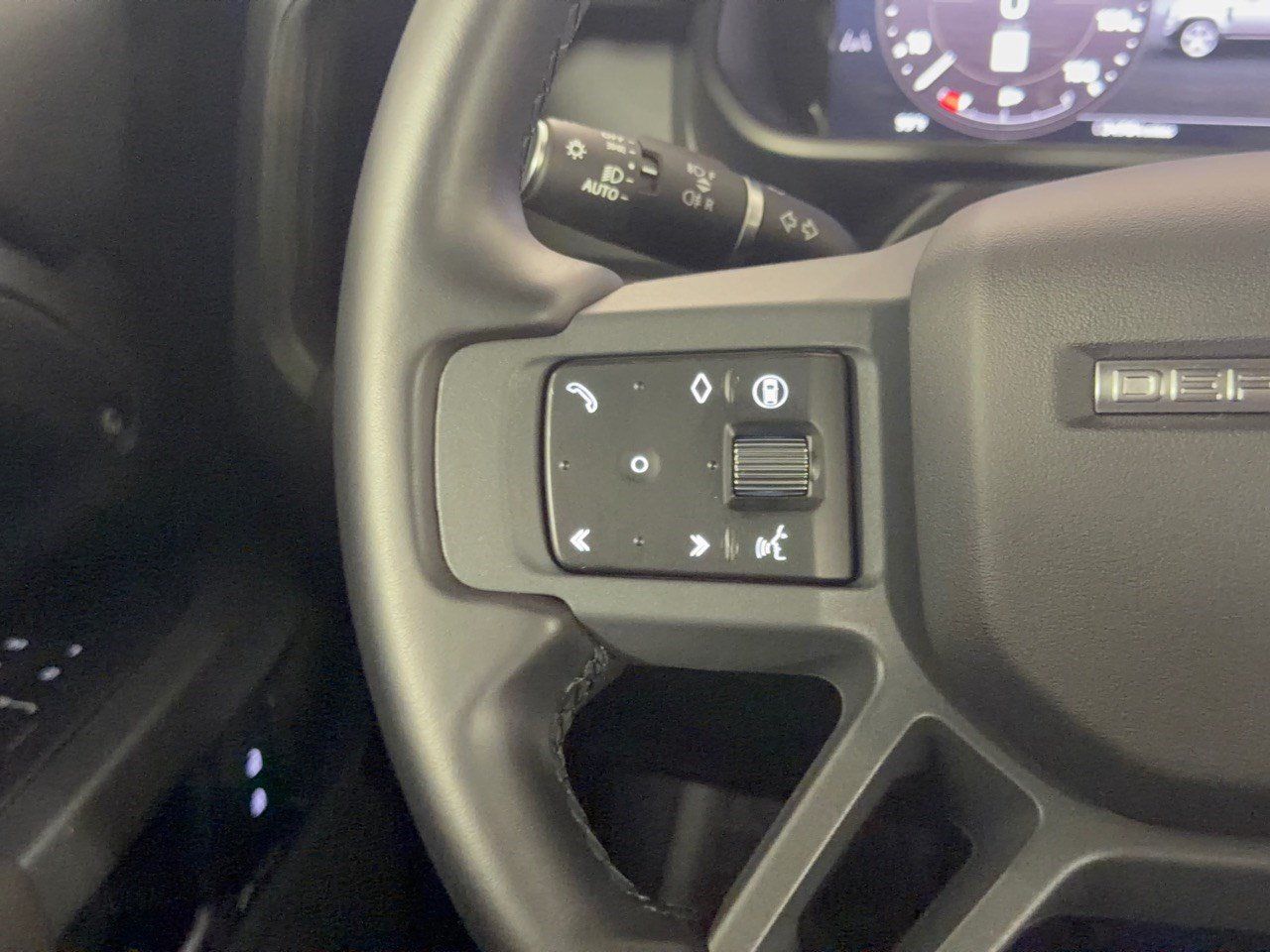 Used 2024 Land Rover Defender 110 X-Dynamic SE AWD/4WD image 18