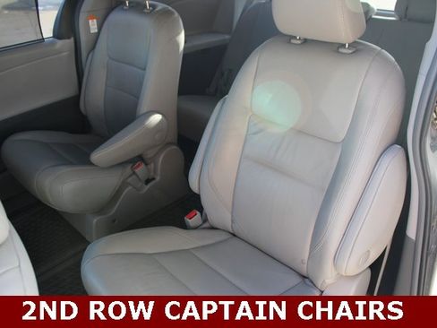 Used 2018 Toyota Sienna Limited image 19