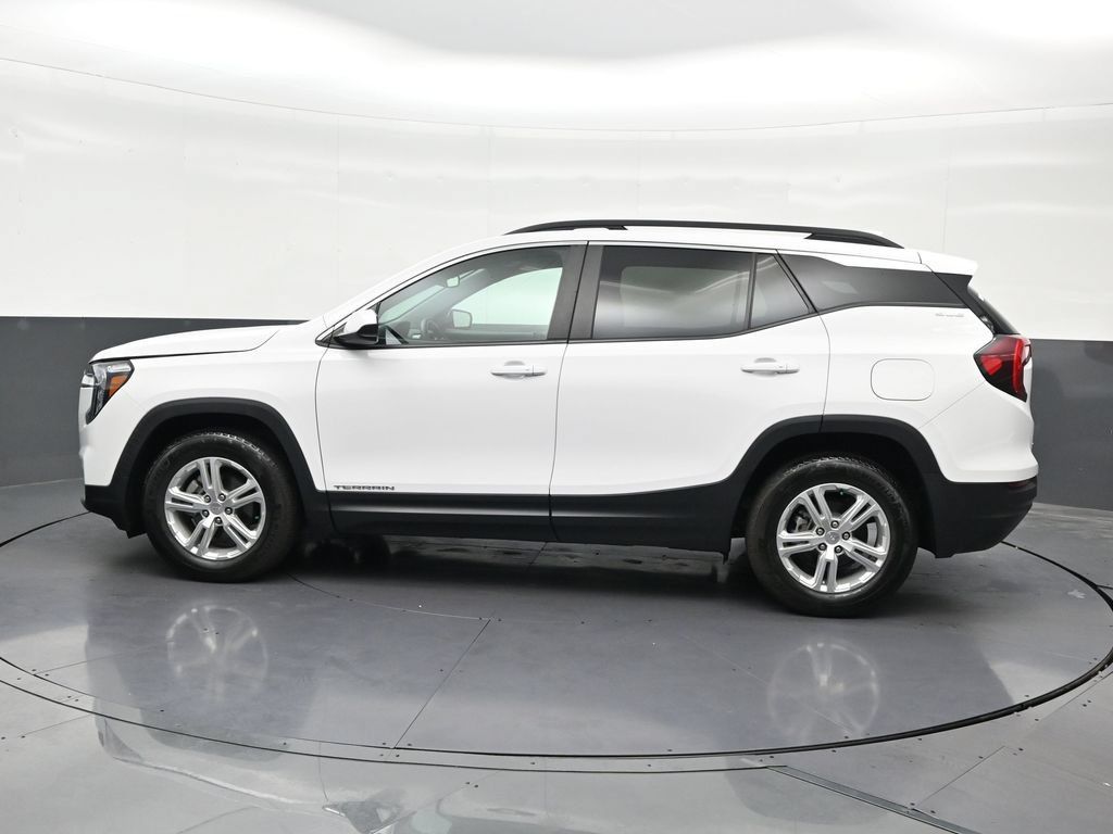Used 2024 GMC Terrain SLE w/ Driver Convenience Package FWD image 2