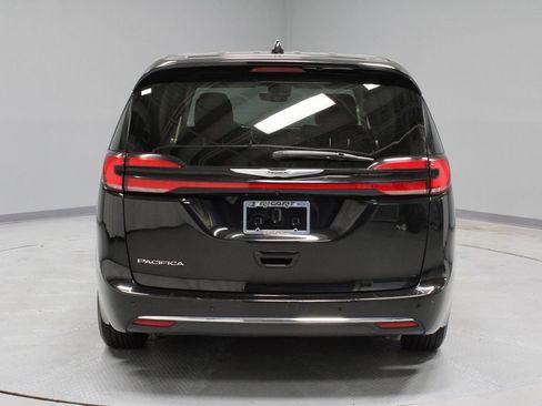 Used 2024 Chrysler Pacifica Touring-L FWD image 11