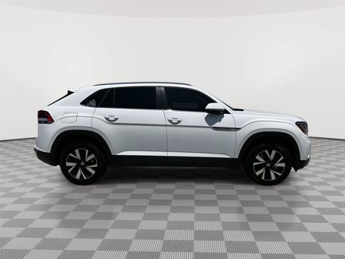 Used 2022 Volkswagen Atlas Cross Sport SE FWD image 5