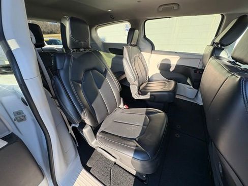 Used 2024 Chrysler Pacifica Touring-L image 28