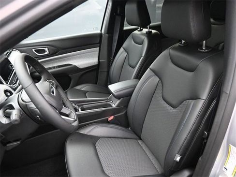 New 2026 Jeep Compass Latitude image 13