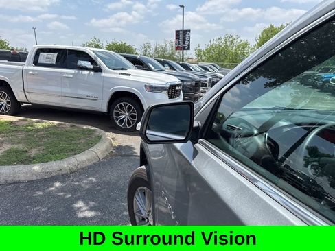 Used 2023 Chevrolet Traverse LT FWD image 16