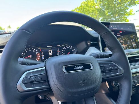 Used 2025 Jeep Compass Limited AWD/4WD image 29