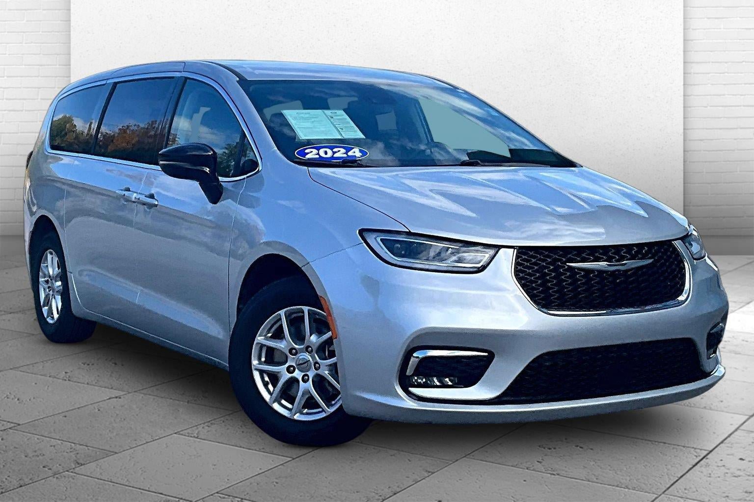 Used 2024 Chrysler Pacifica Touring-L FWD image 1