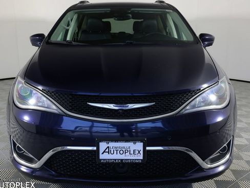 Used 2019 Chrysler Pacifica Touring-L Plus FWD image 2