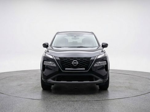 Used 2025 Nissan Rogue SV image 2