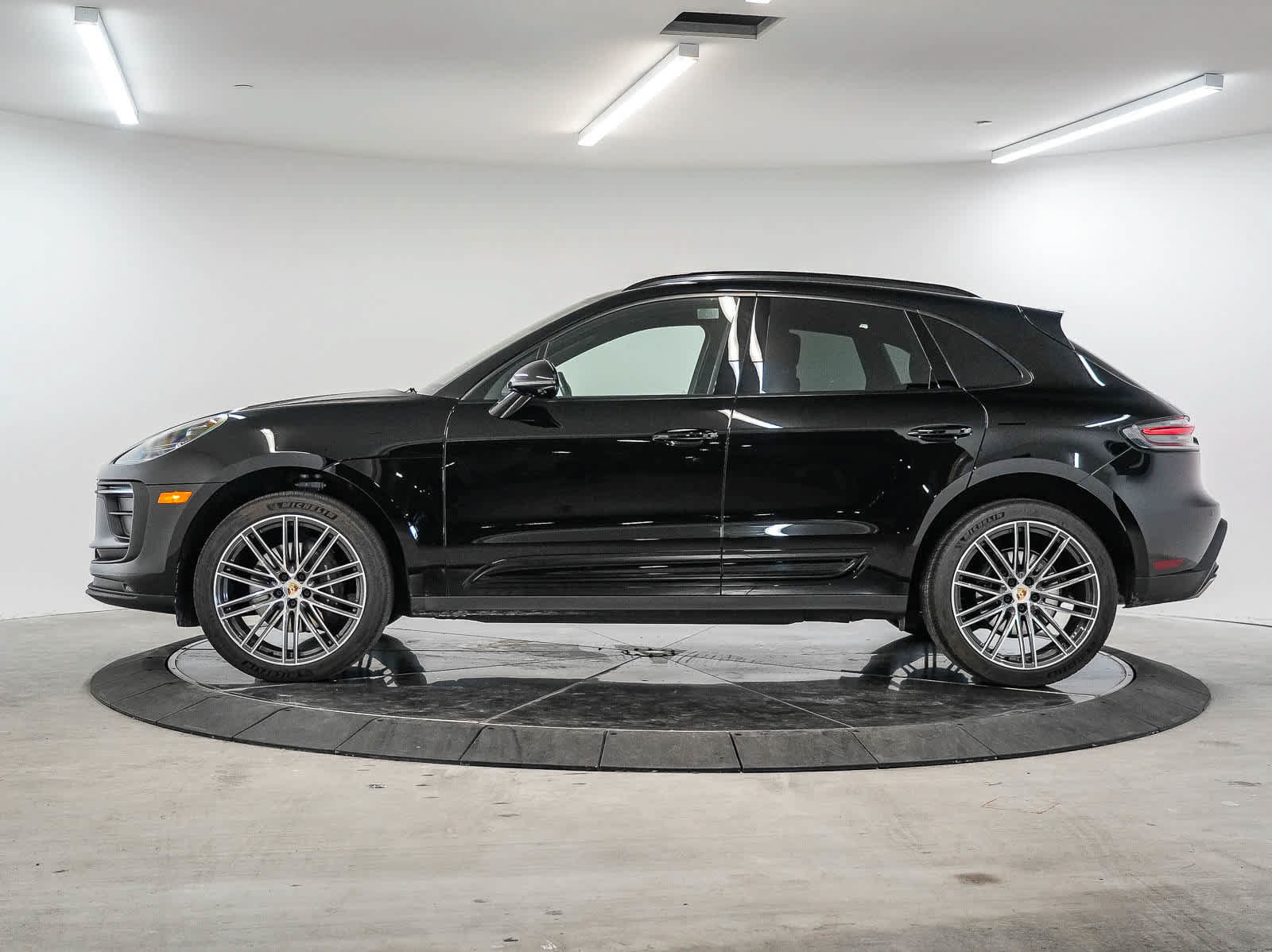 Certified 2026 Porsche Macan AWD/4WD image 2