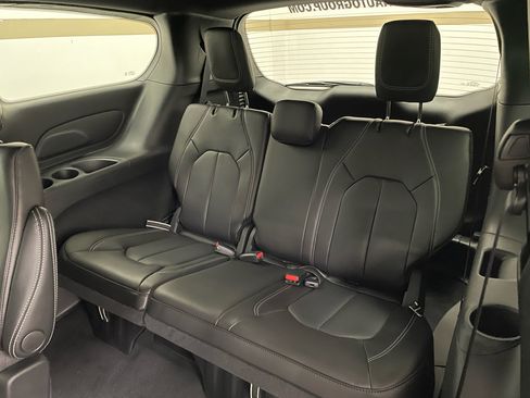 New 2026 Chrysler Pacifica Select image 12