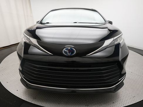 Used 2023 Toyota Sienna XLE FWD image 11