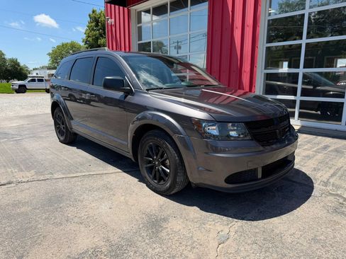 Used 2020 Dodge Journey SE w/ Blacktop Package FWD image 2