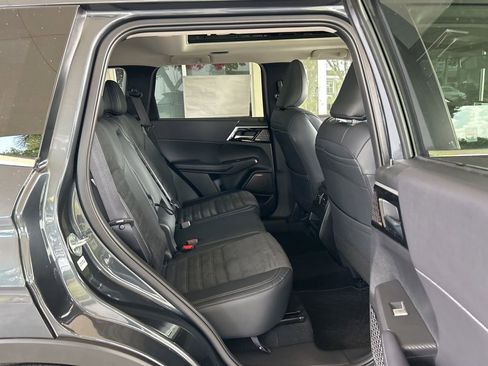 New 2025 Mitsubishi Outlander SE image 25