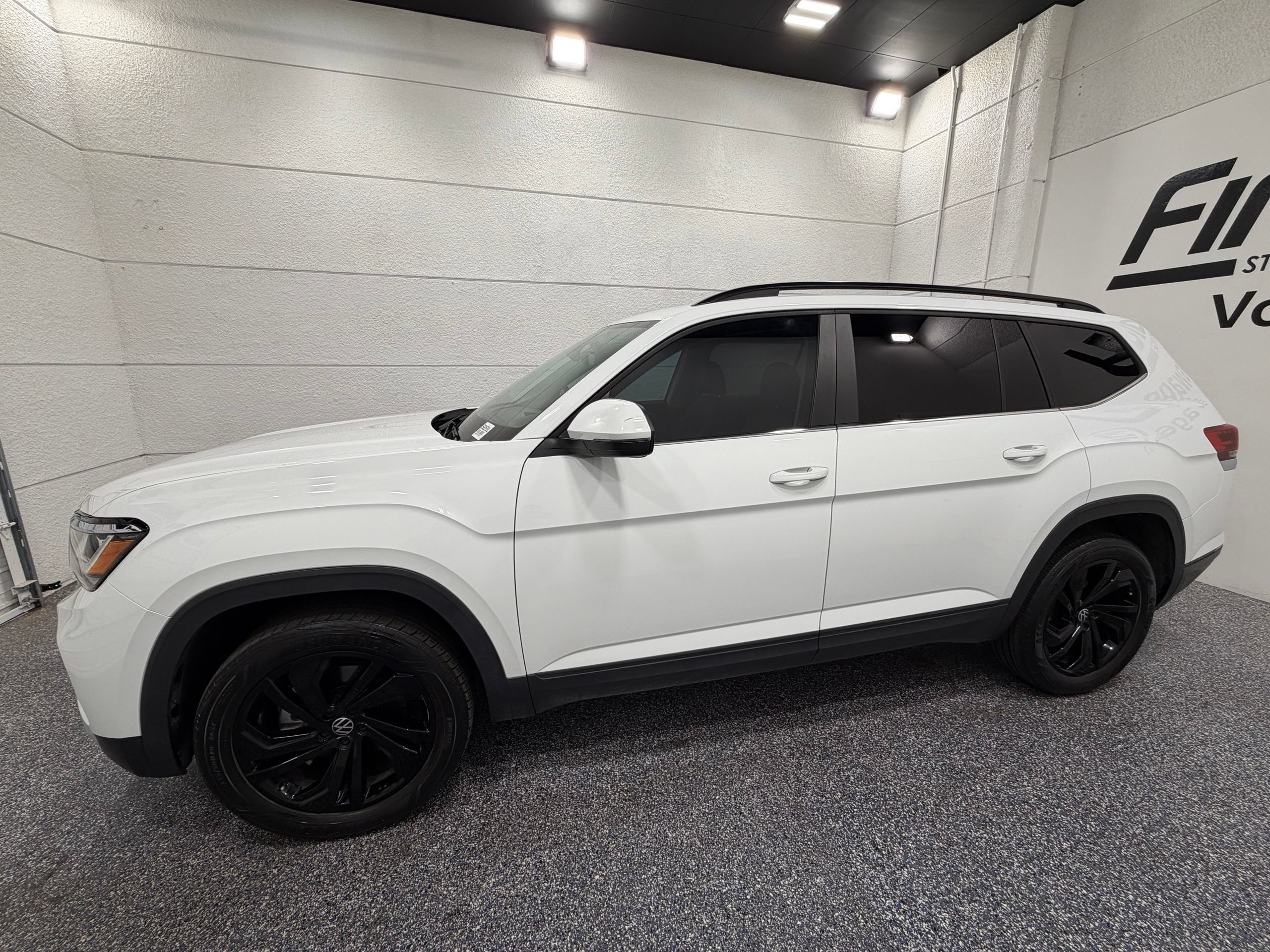 Certified 2023 Volkswagen Atlas SE w/ Black Wheel Package FWD image 2