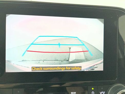 Used 2023 Toyota Highlander LE FWD image 28