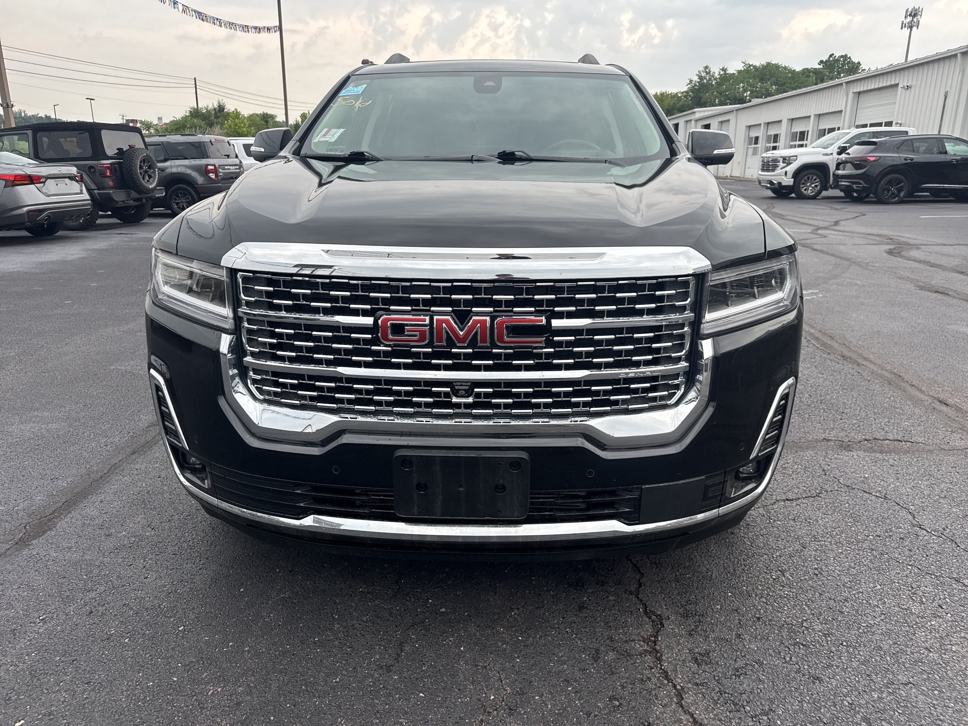 Used 2023 GMC Acadia Denali w/ Denali Ultimate Package AWD/4WD image 9