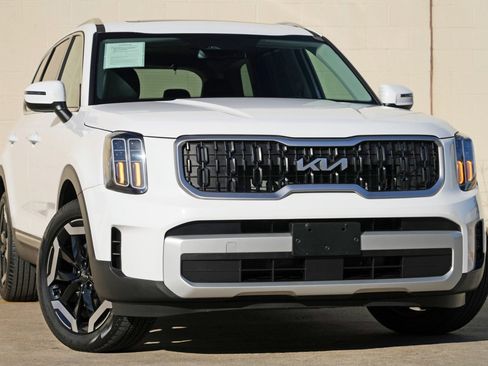 Used 2025 Kia Telluride EX w/ EX Captain's Chair Package AWD/4WD image 3
