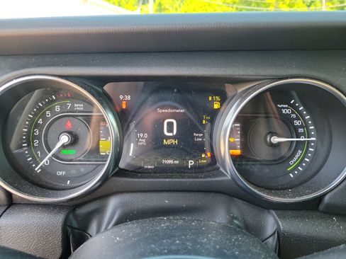 Used 2022 Jeep Wrangler Unlimited Sahara w/ Cold Weather Group AWD/4WD image 23