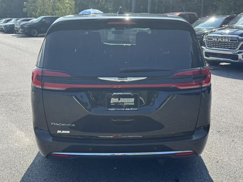 Used 2025 Chrysler Pacifica Select FWD image 6