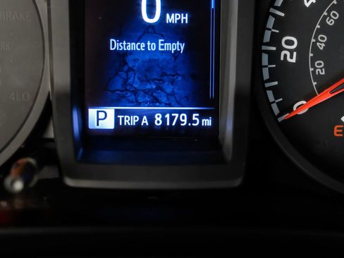 Used 2018 Toyota Tacoma SR image 16