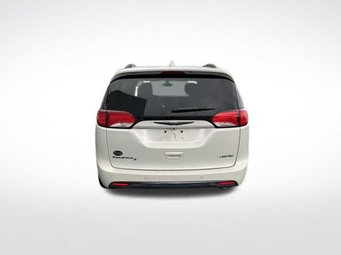Used 2019 Chrysler Pacifica Limited w/ S Appearance Package FWD image 6