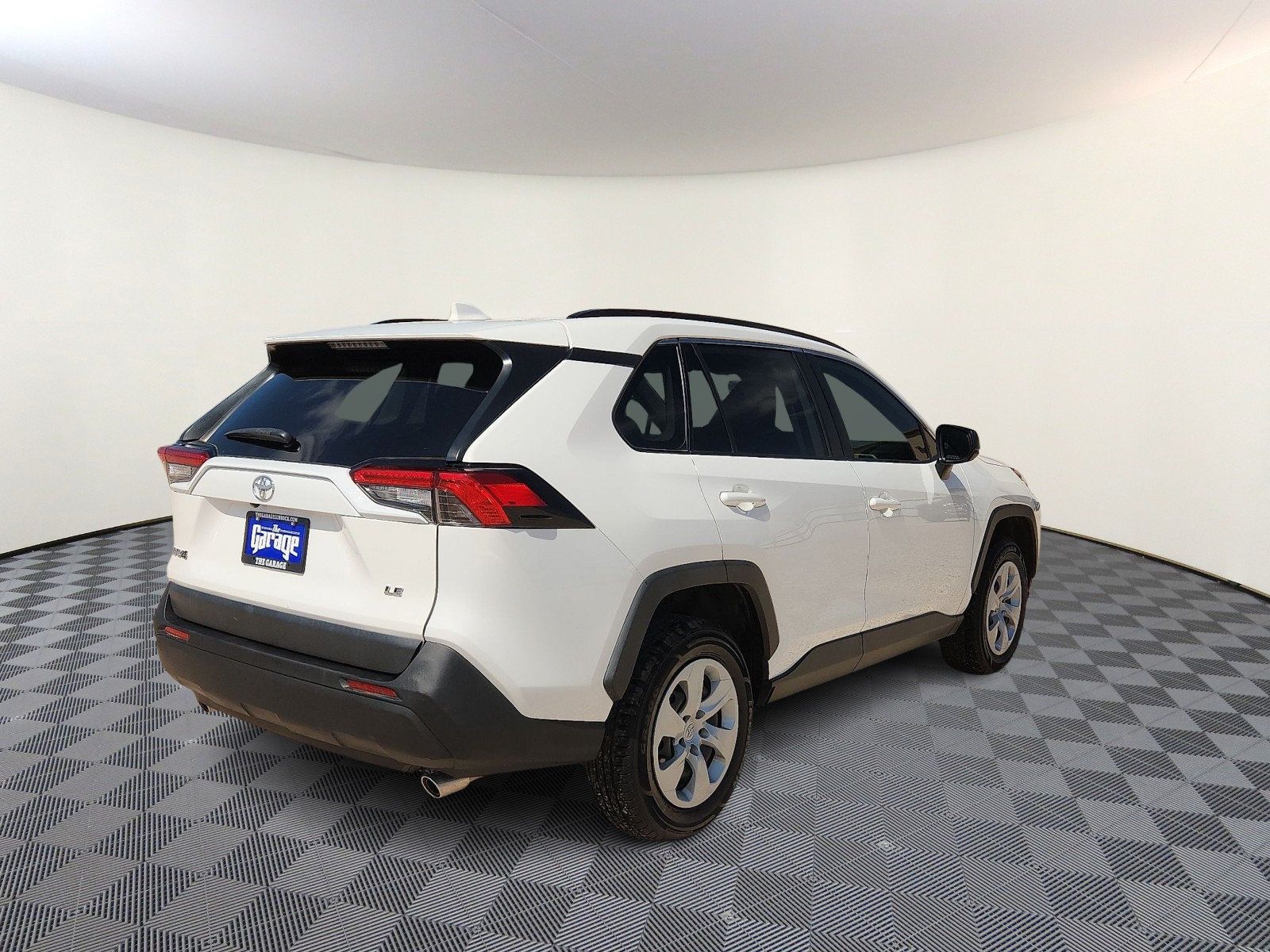 Used 2020 Toyota RAV4 LE FWD image 4