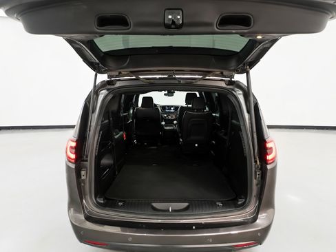 Used 2023 Chrysler Pacifica Limited w/ S Appearance Package FWD image 19