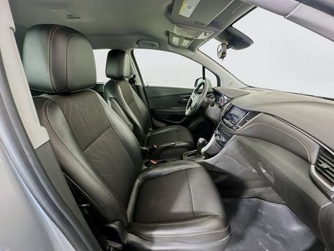 Used 2020 Chevrolet Trax LT w/ LT Convenience Package FWD image 26