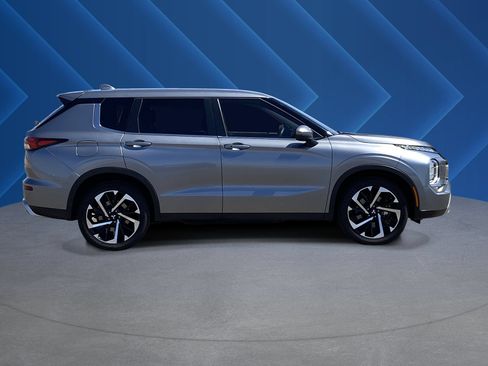 Used 2024 Mitsubishi Outlander SE AWD/4WD image 2