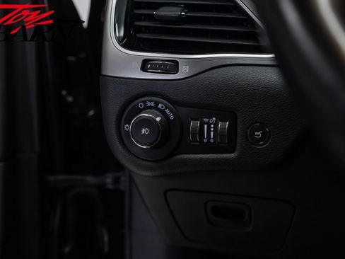 Used 2019 Jeep Cherokee Overland w/ Technology Group image 25