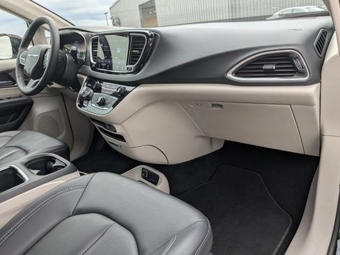 Used 2024 Chrysler Pacifica Touring-L FWD image 12