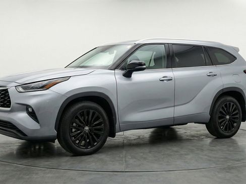 Used 2025 Toyota Highlander XSE image 3