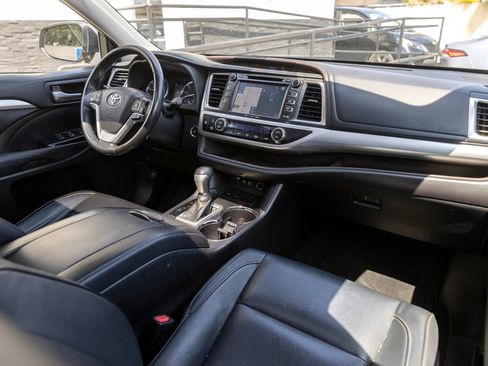Used 2018 Toyota Highlander XLE FWD image 36