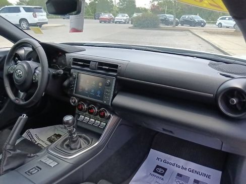 Used 2025 Toyota GR86 Premium RWD image 31