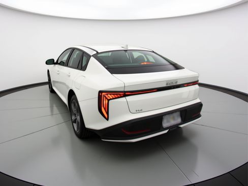 Used 2025 Kia K4 LXS image 6