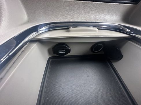 Used 2016 Chrysler Town & Country Limited image 23