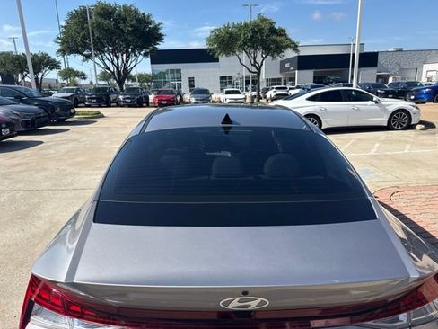 Certified 2024 Hyundai Elantra Limited FWD image 11