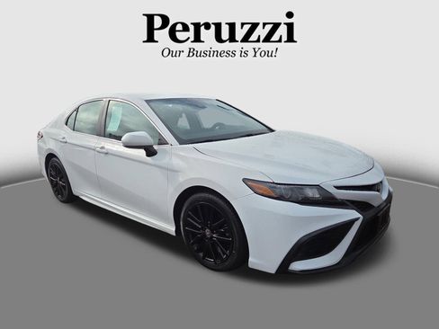 Certified 2021 Toyota Camry SE image 1