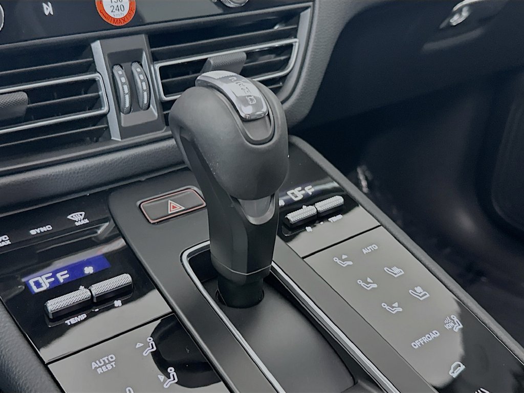 Certified 2025 Porsche Macan AWD/4WD image 19