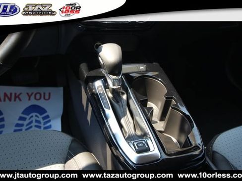Used 2025 Chevrolet Trax LT w/ LT Convenience Package FWD image 16
