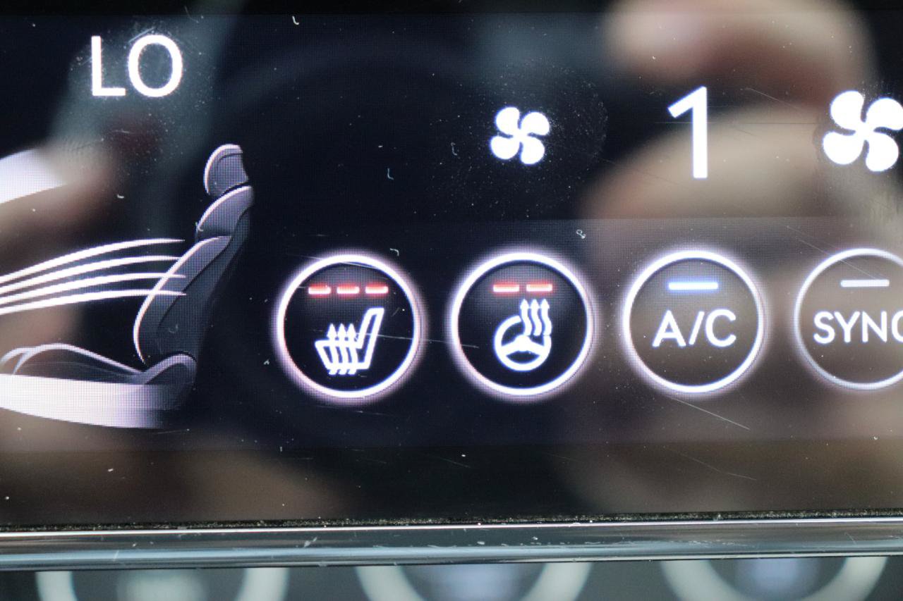 Used 2025 Genesis G70 2.5T AWD/4WD image 38